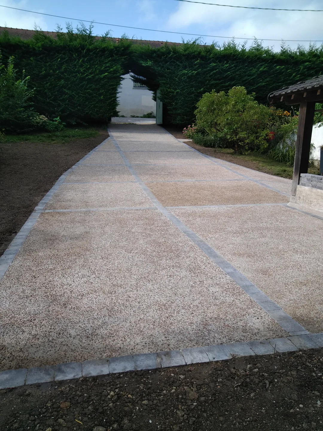 Allée en béton désactivé avec bordures pavées