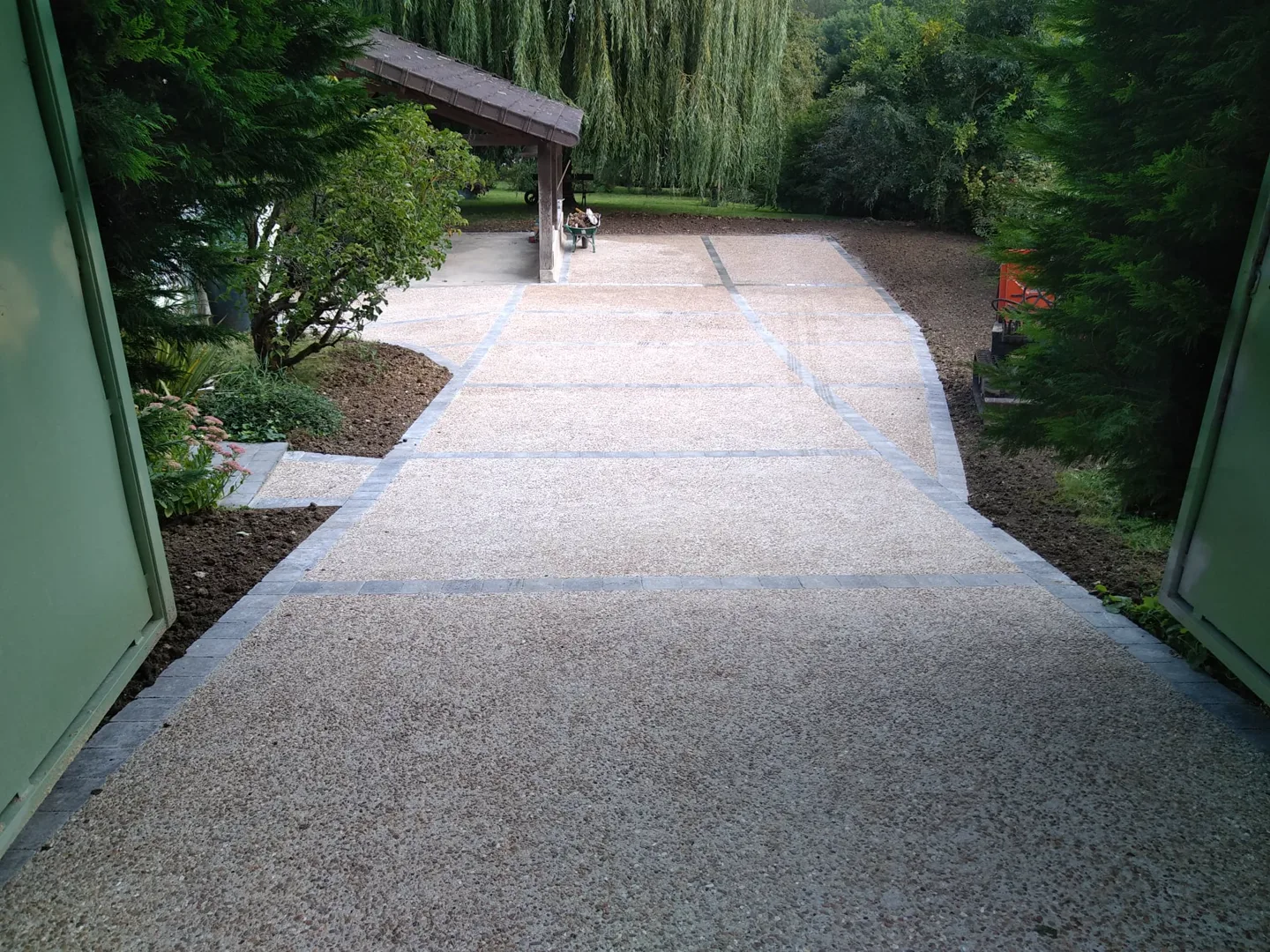 Allée en béton désactivé livrée devant un carport