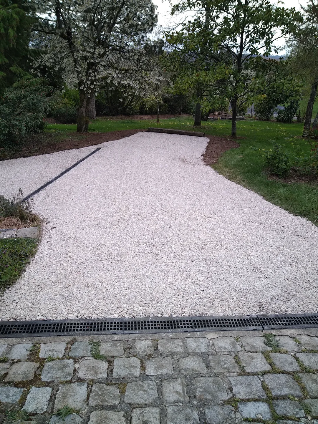 Allée en gravier dans un jardin arboré