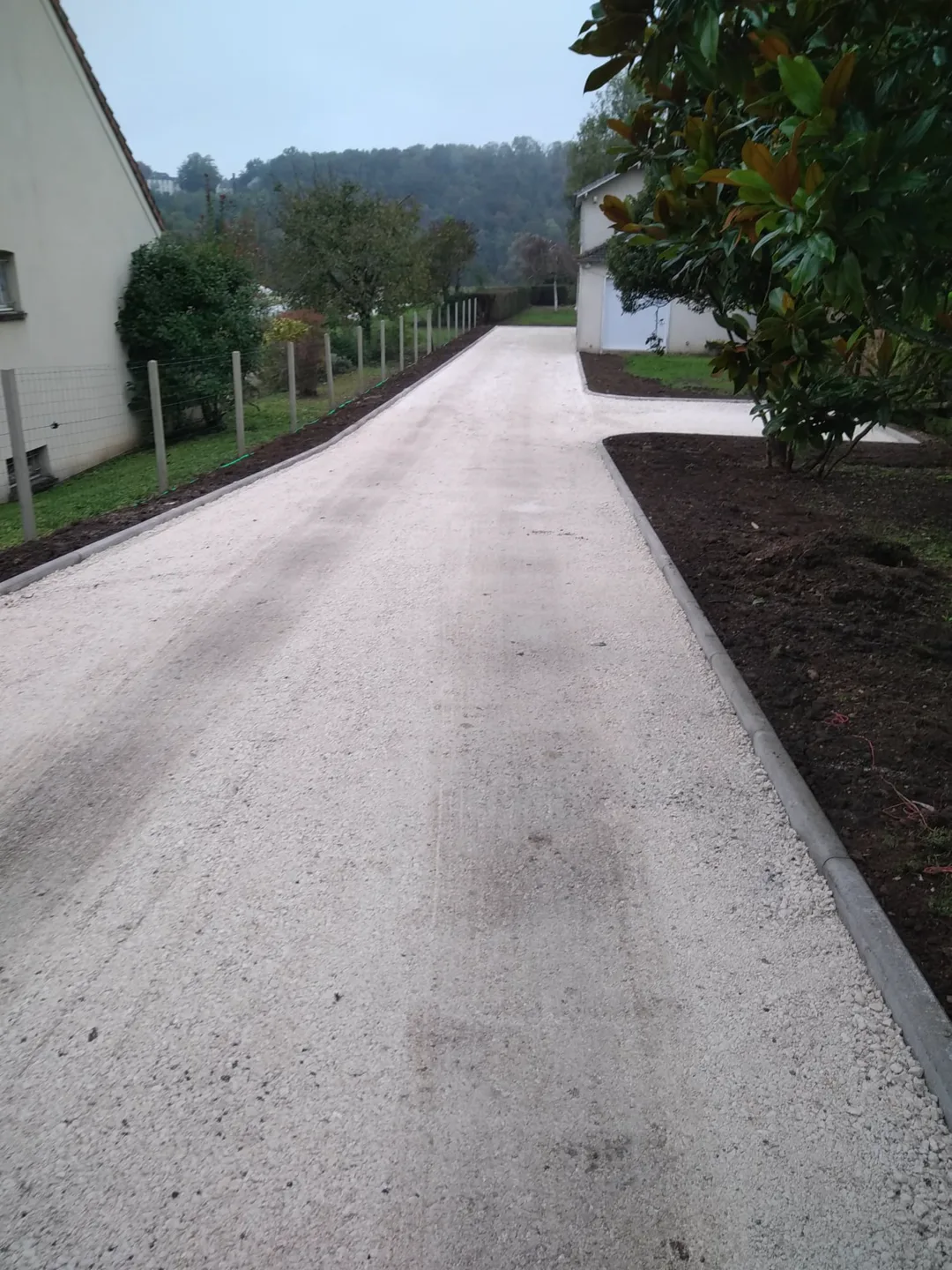 Allée stabilisée neuve le long d'une maison