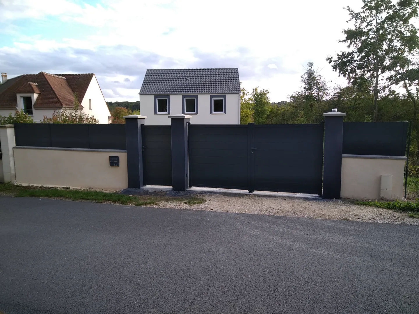 Portail et clôture aluminium anthracite posés sur murets